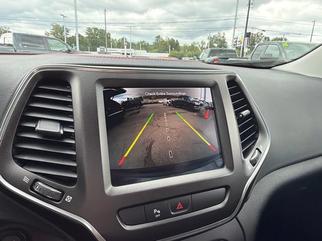 Used 2021 Jeep Cherokee Trailhawk AWD/4WD image 32