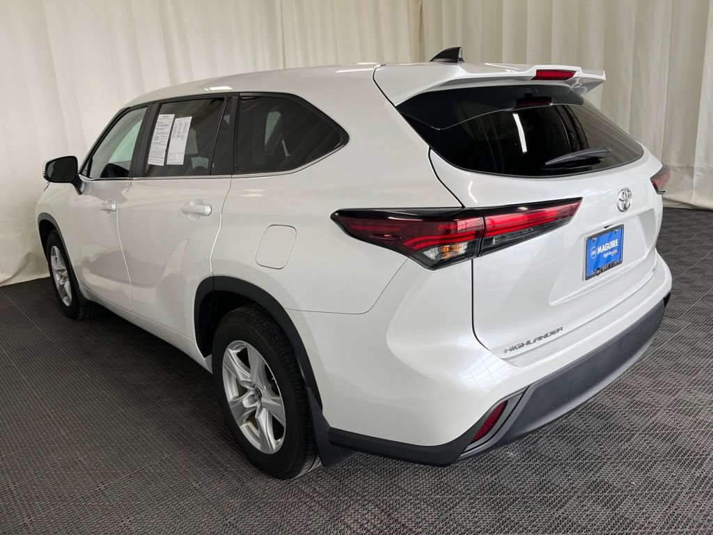 Used 2024 Toyota Highlander LE FWD image 29