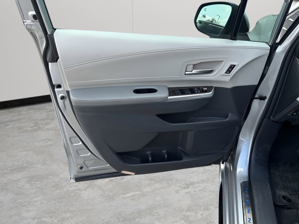 Used 2021 Toyota Sienna Limited image 24