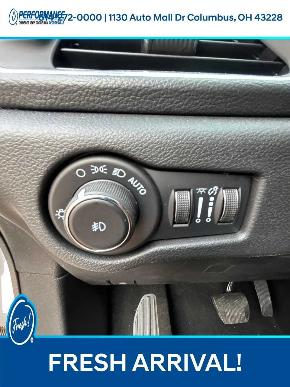 Used 2024 Chrysler Pacifica Pinnacle FWD image 18