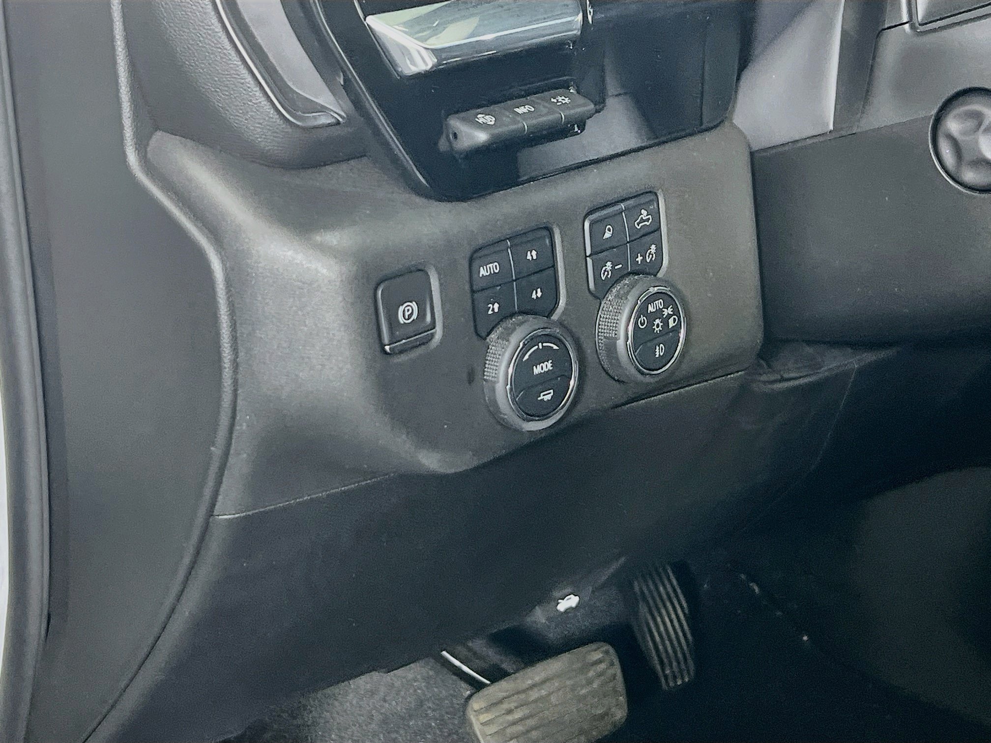 Used 2024 Chevrolet Silverado 1500 LTZ AWD/4WD image 10