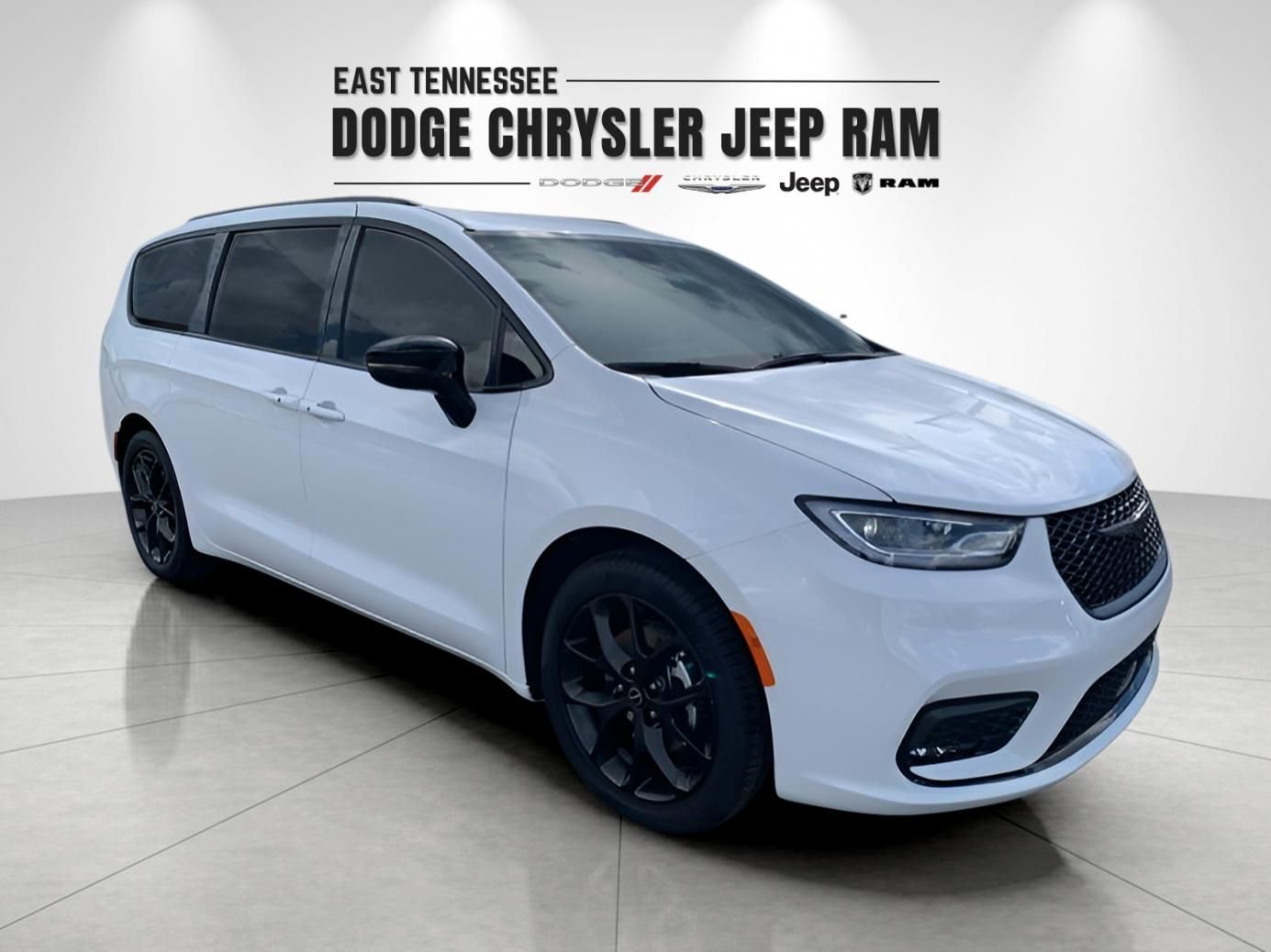 New 2026 Chrysler Pacifica Limited w/ Uconnect Theater Family Group