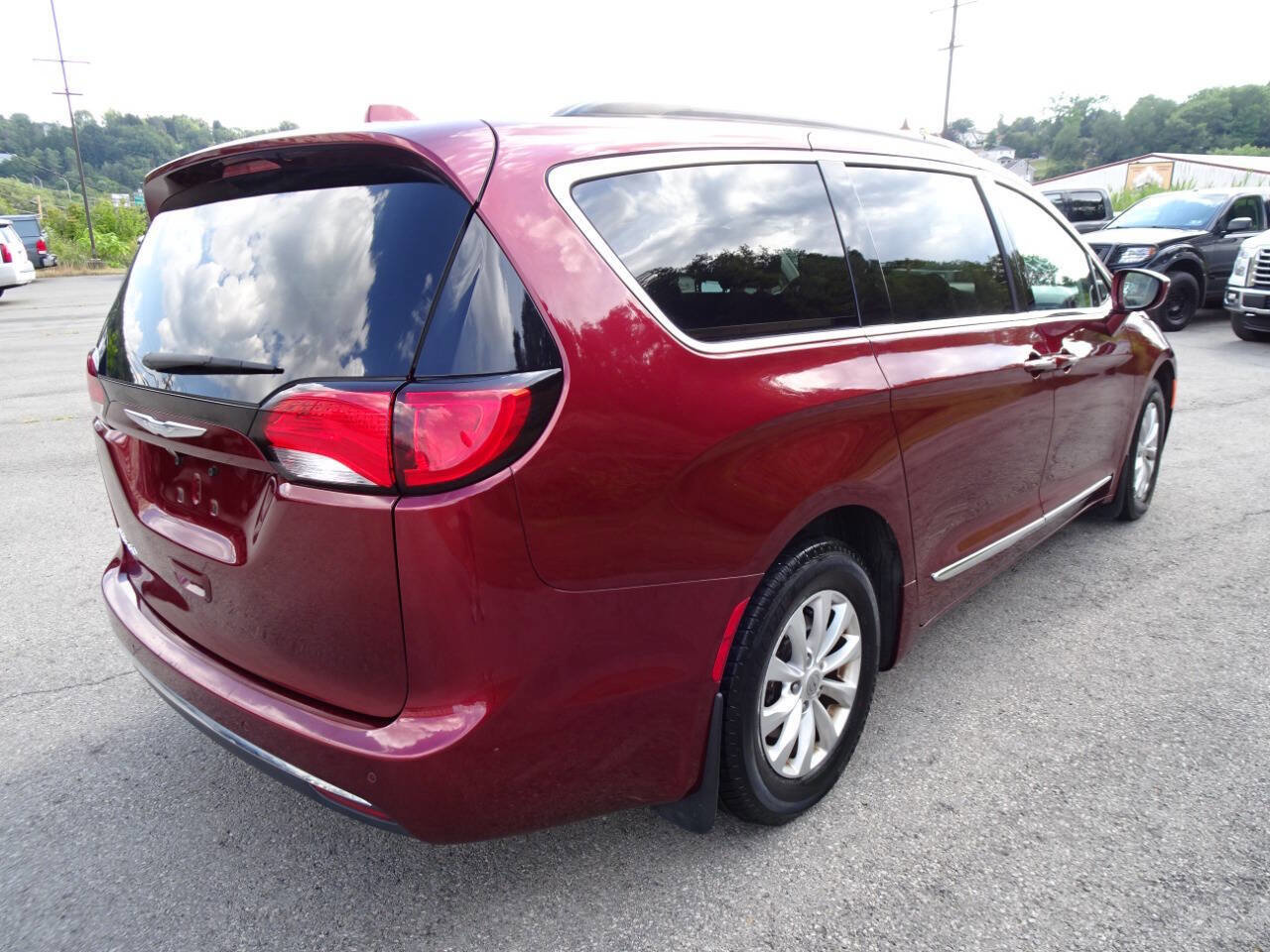 Used 2017 Chrysler Pacifica Touring-L w/ 13 Speaker Alpine Sound Group image 6