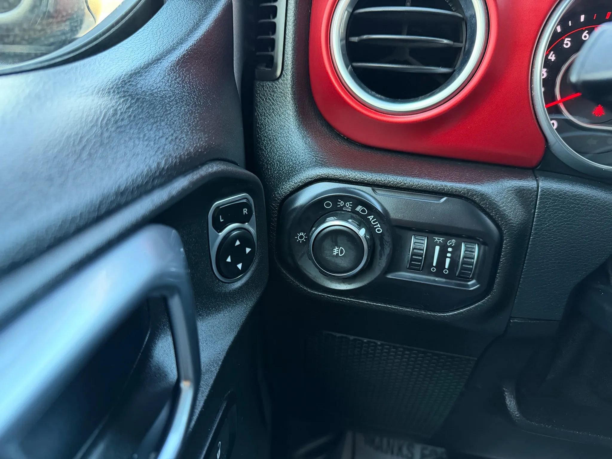 Used 2018 Jeep Wrangler Unlimited Rubicon image 28