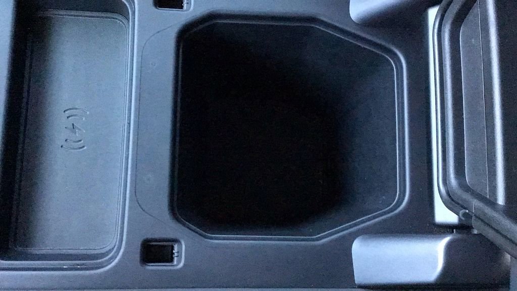 Used 2023 Land Rover Defender 90 SE image 30