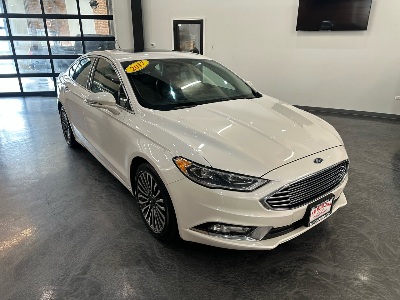 Used 2017 Ford Fusion SE w/ Fusion SE Technology Package image 3