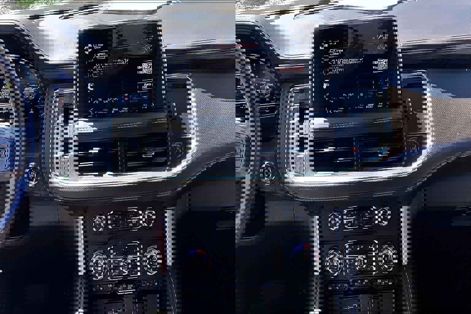 Used 2022 GMC Yukon XL SLT w/ SLT Premium Package image 7