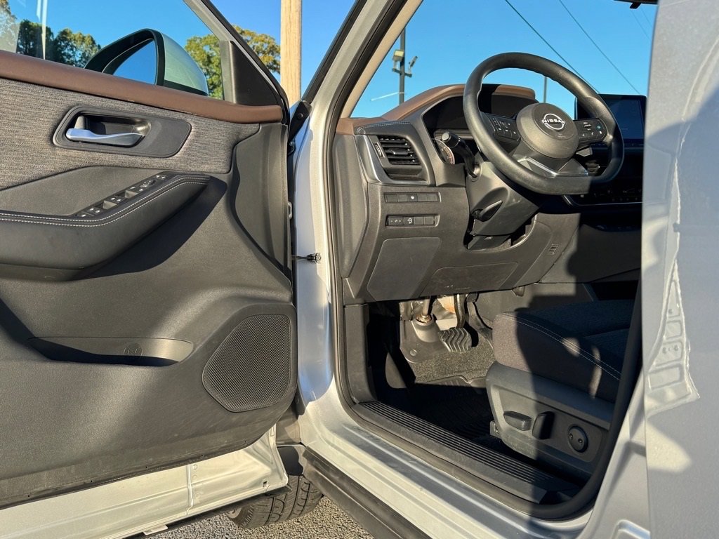 Certified 2023 Nissan Rogue SV image 13