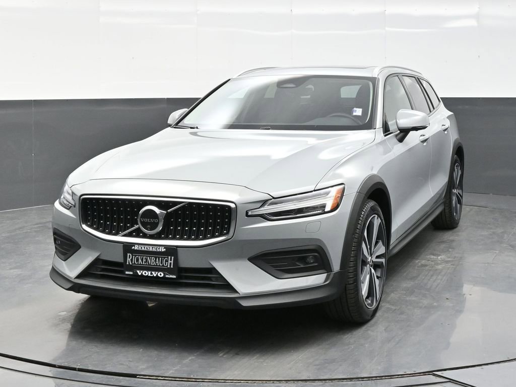 Used 2025 Volvo V60 B5 Cross Country Plus AWD/4WD image 2