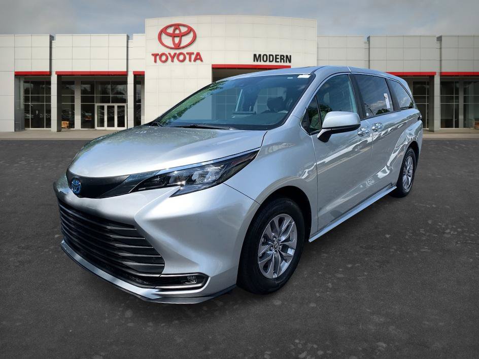 Certified 2025 Toyota Sienna XLE FWD image 1