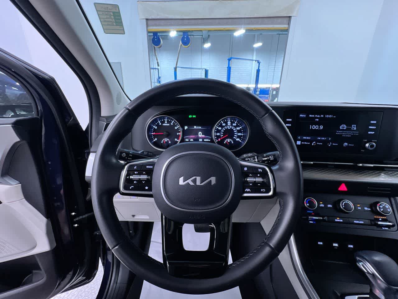 Used 2024 Kia Carnival LX FWD image 15