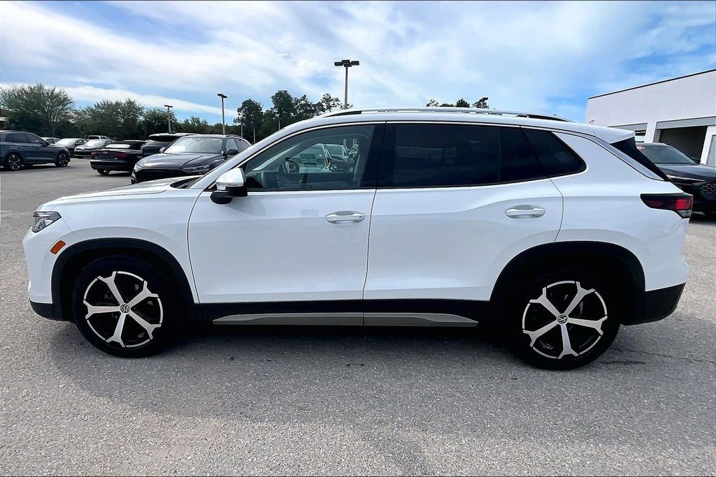 Certified 2025 Volkswagen Tiguan SE image 8