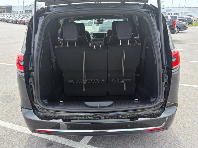 New 2026 Chrysler Pacifica Limited w/ Uconnect Theater Family Group FWD image 44