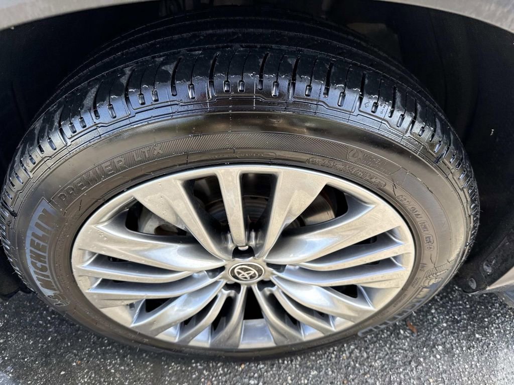 Used 2021 Toyota Highlander Platinum image 12