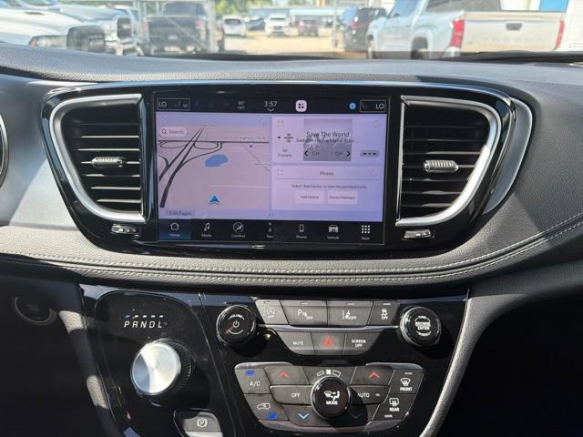 Used 2026 Chrysler Pacifica Limited FWD image 10