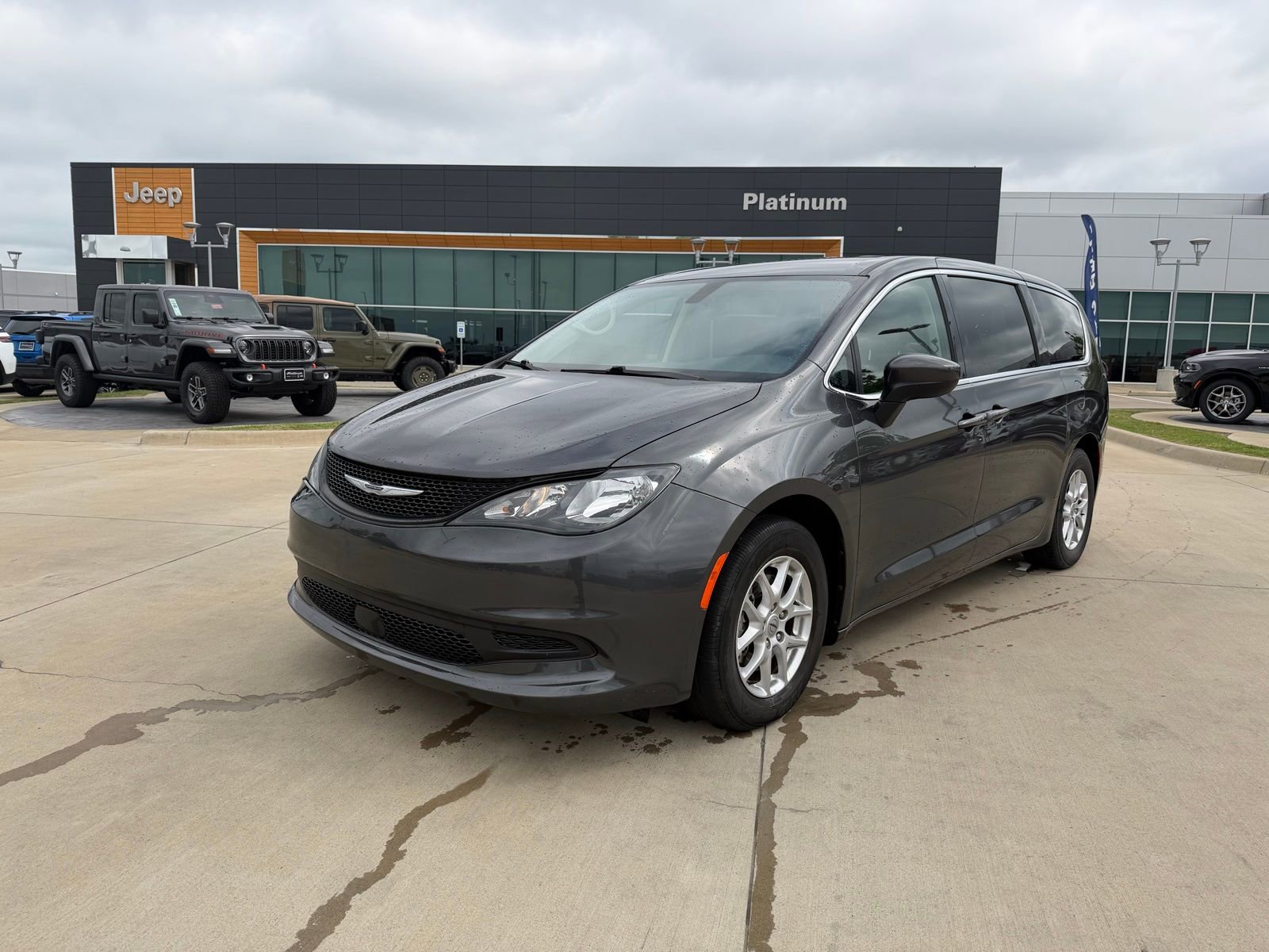 Used 2022 Chrysler Voyager LX image 1