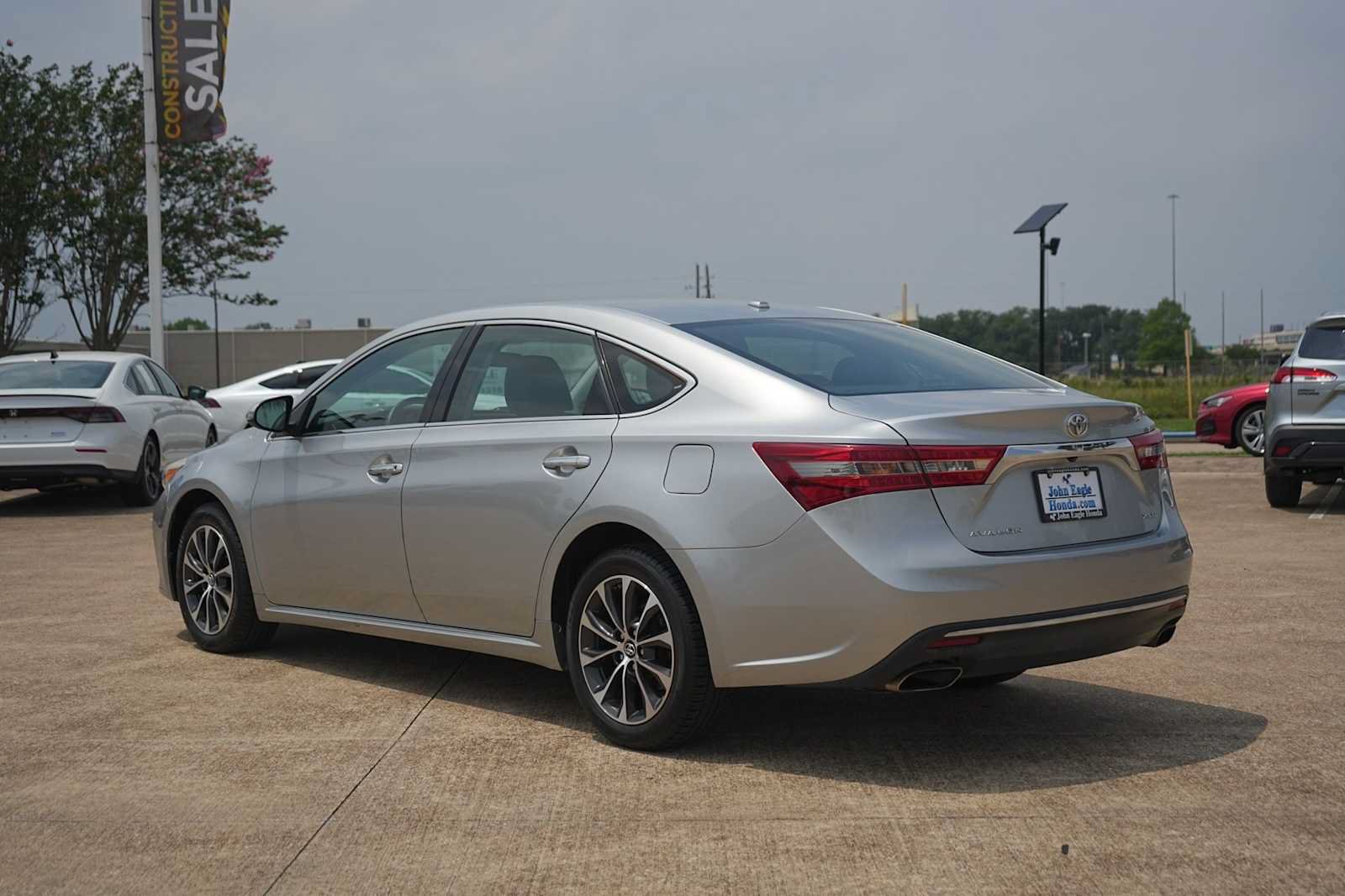 Used 2018 Toyota Avalon XLE FWD image 4