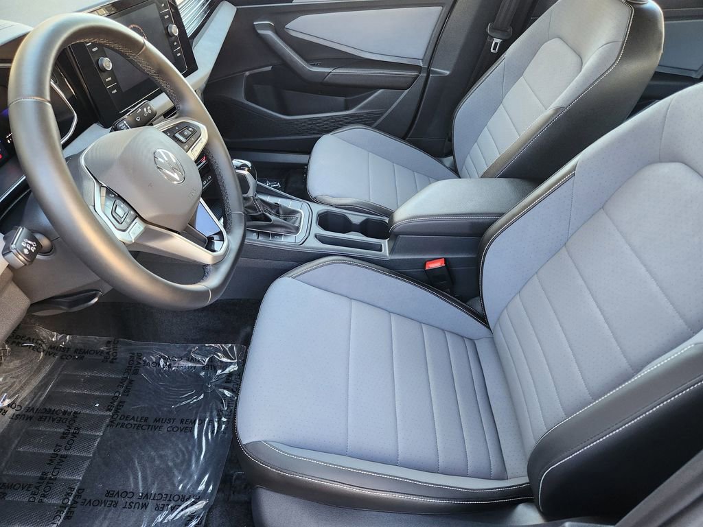 Certified 2025 Volkswagen Jetta SE w/ Sunroof Package image 7