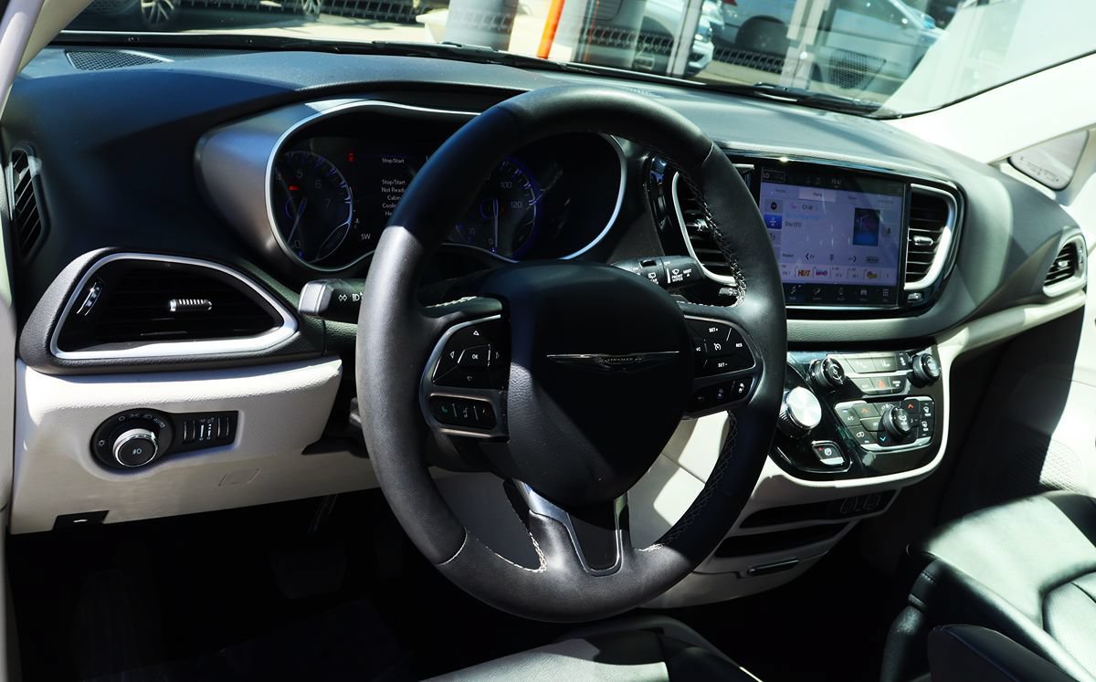 Used 2024 Chrysler Pacifica Touring-L FWD image 43