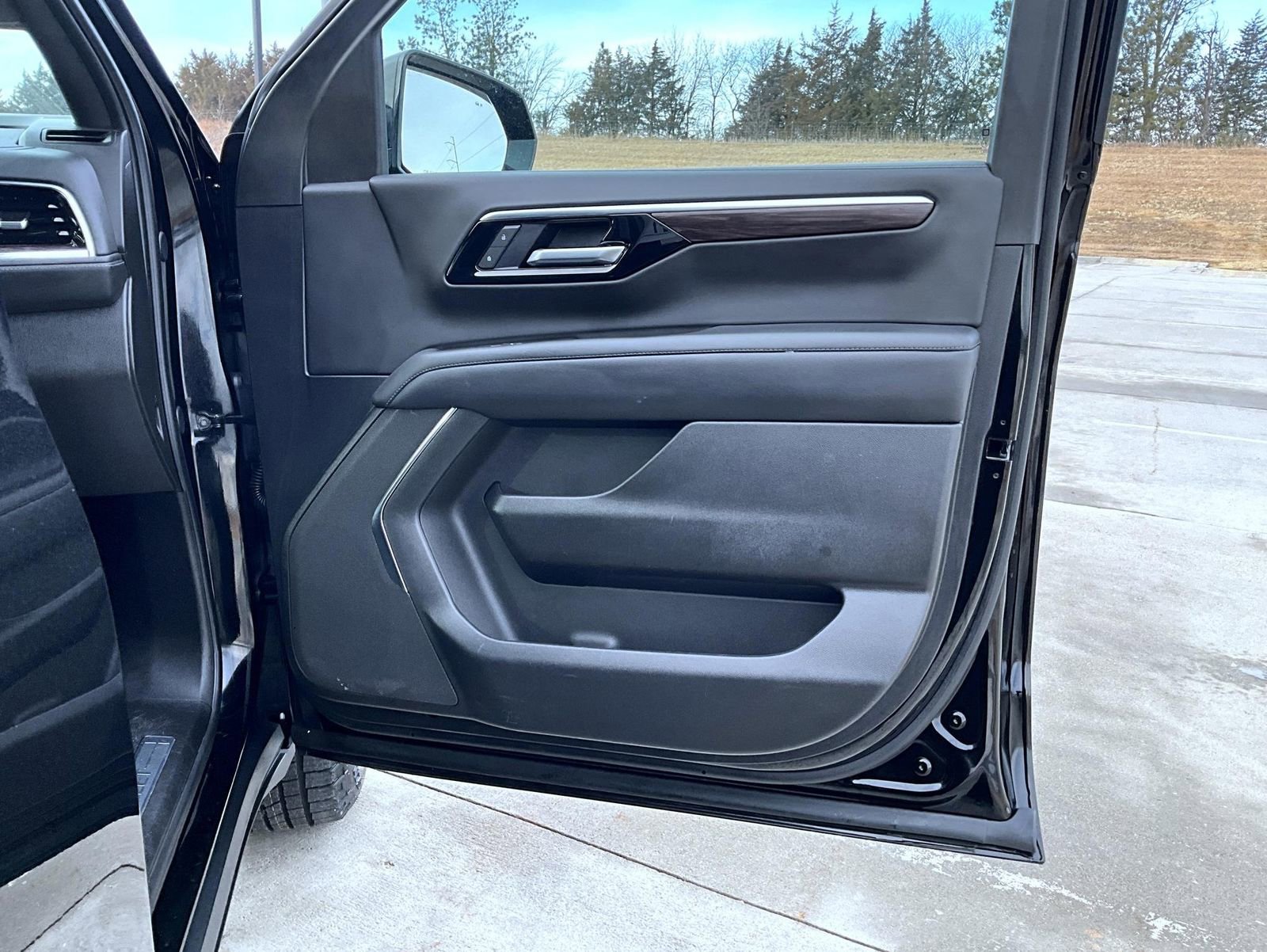 Used 2025 Chevrolet Suburban Z71 image 16