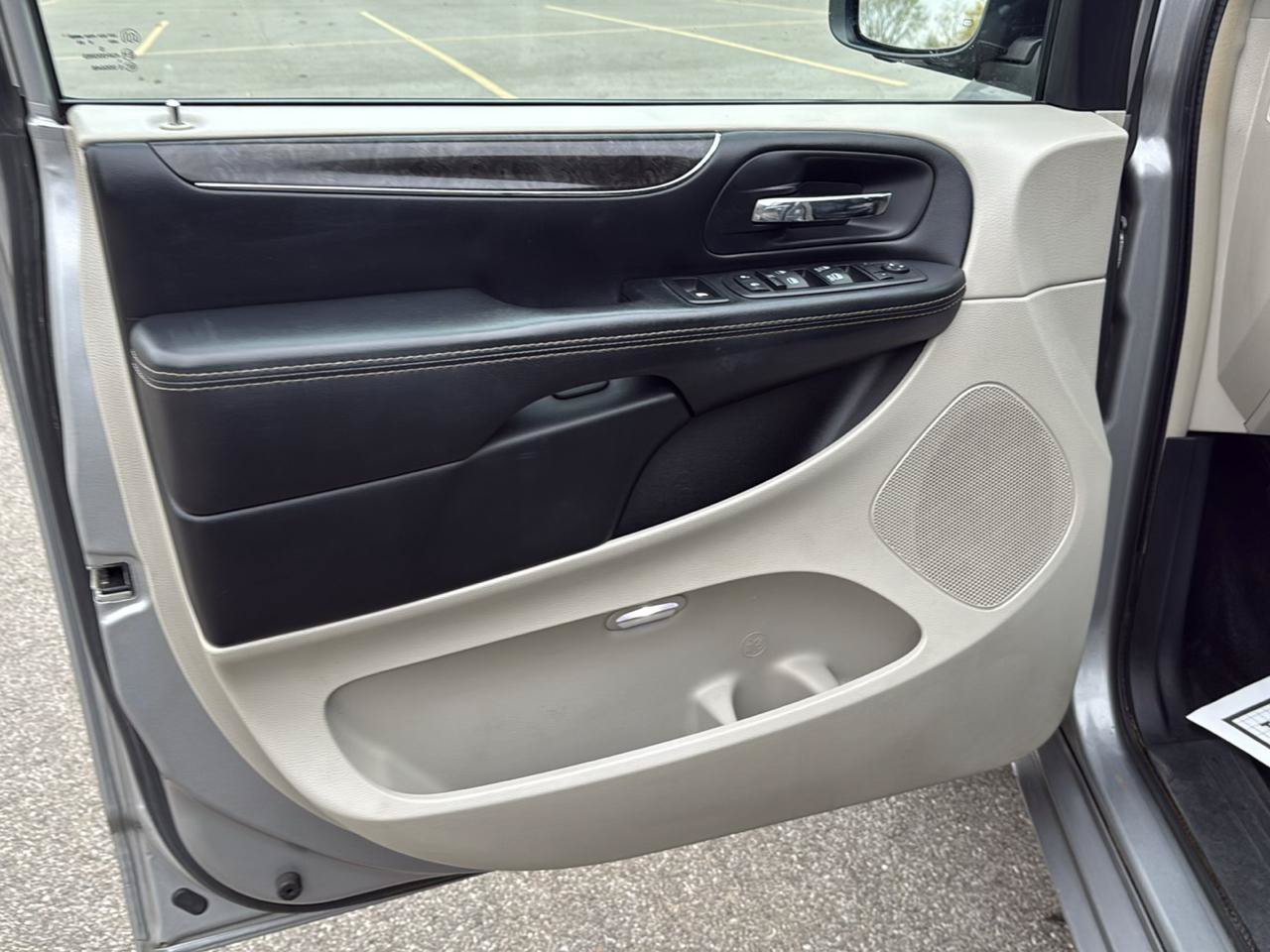 Used 2016 Chrysler Town & Country Touring w/ Driver Convenience Group FWD image 13