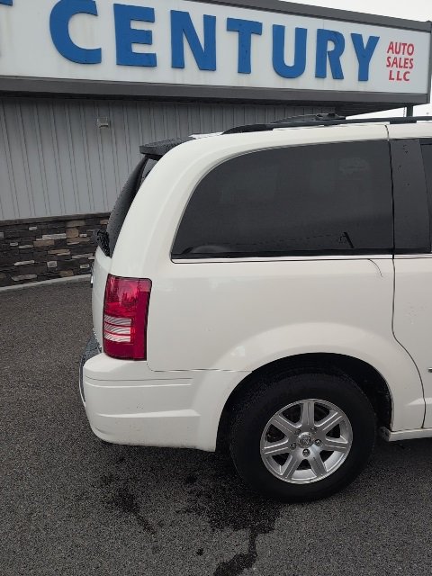 Used 2009 Chrysler Town & Country Touring image 11