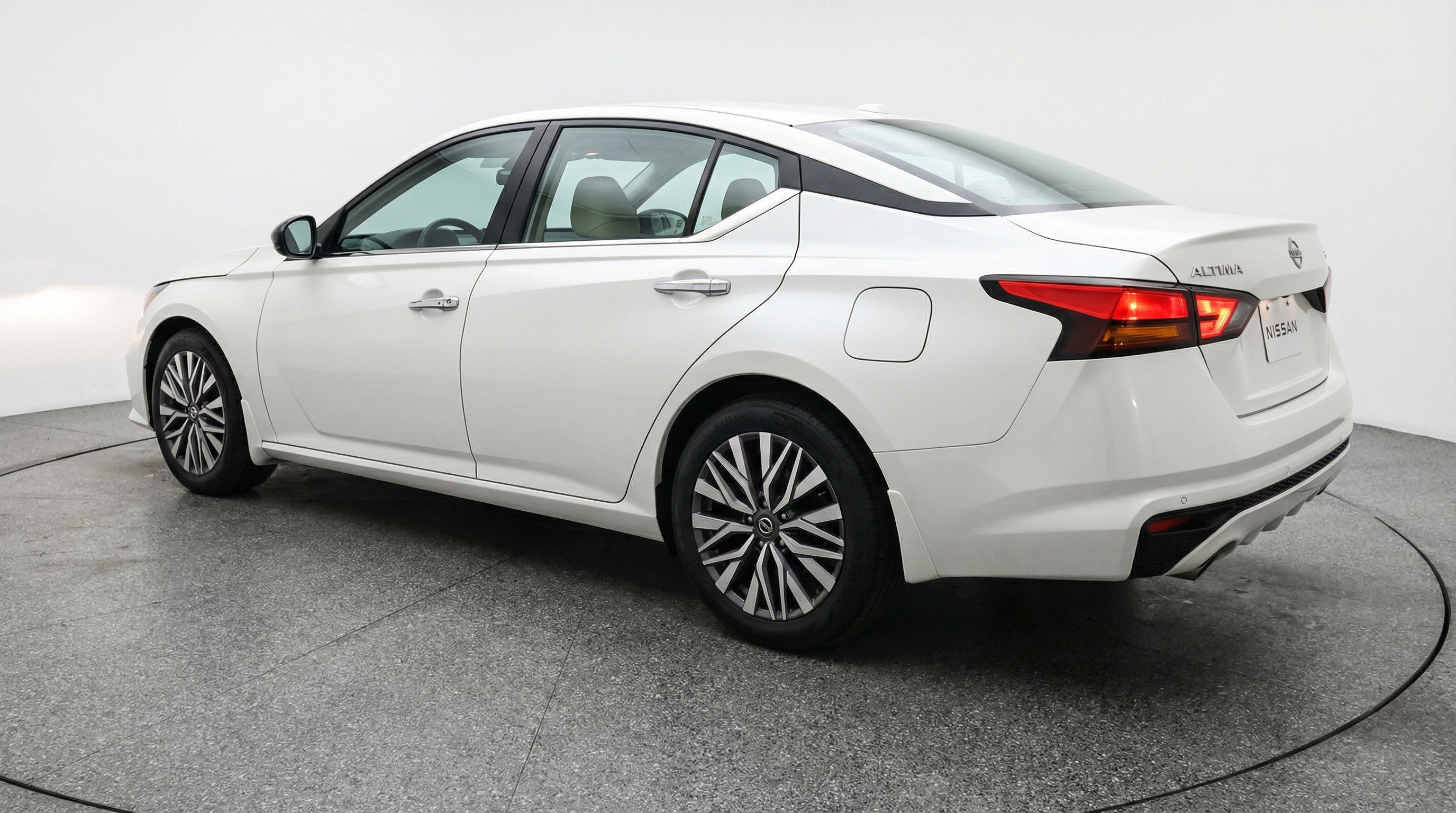 Used 2025 Nissan Altima 2.5 SV image 6