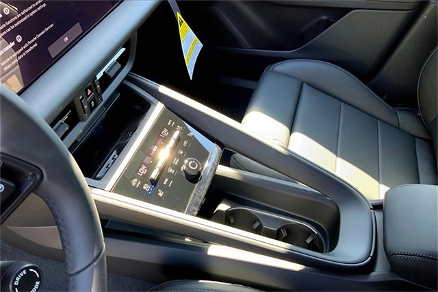 Used 2025 Porsche Macan 4 Electric image 36