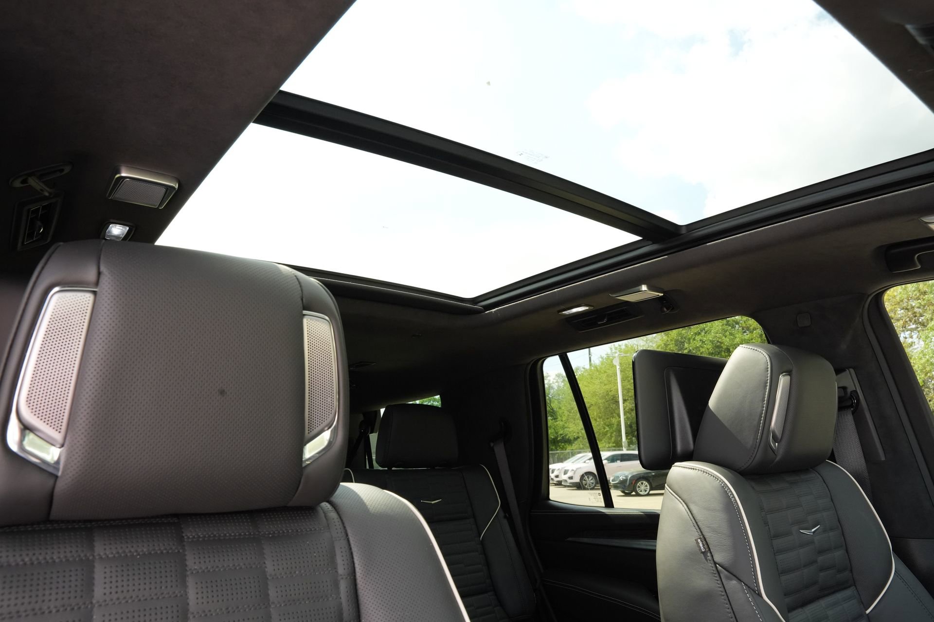 New 2026 Cadillac Escalade Platinum Sport w/ LPO, ONYX Package image 27