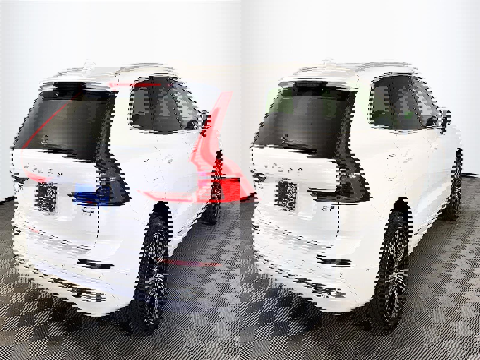 Used 2023 Volvo XC60 B5 Plus w/ Climate Package image 8