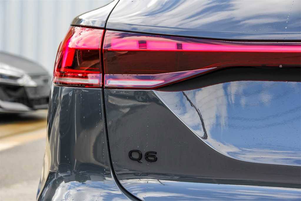 Used 2025 Audi Q6 e-tron Premium w/ Convenience Package image 11