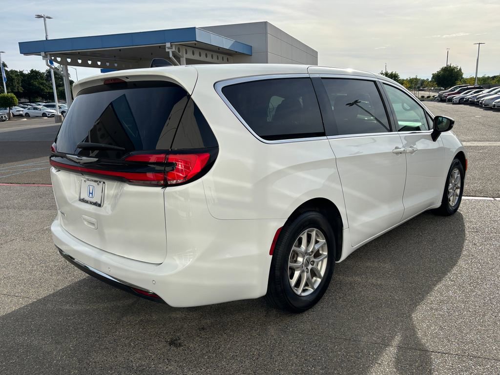 Used 2024 Chrysler Pacifica Touring-L FWD image 5