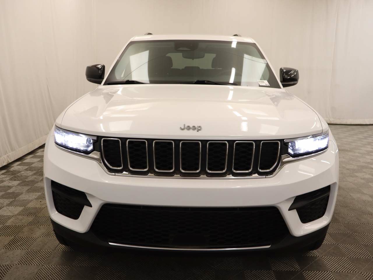 Used 2023 Jeep Grand Cherokee Laredo w/ Luxury Tech Group I RWD image 4
