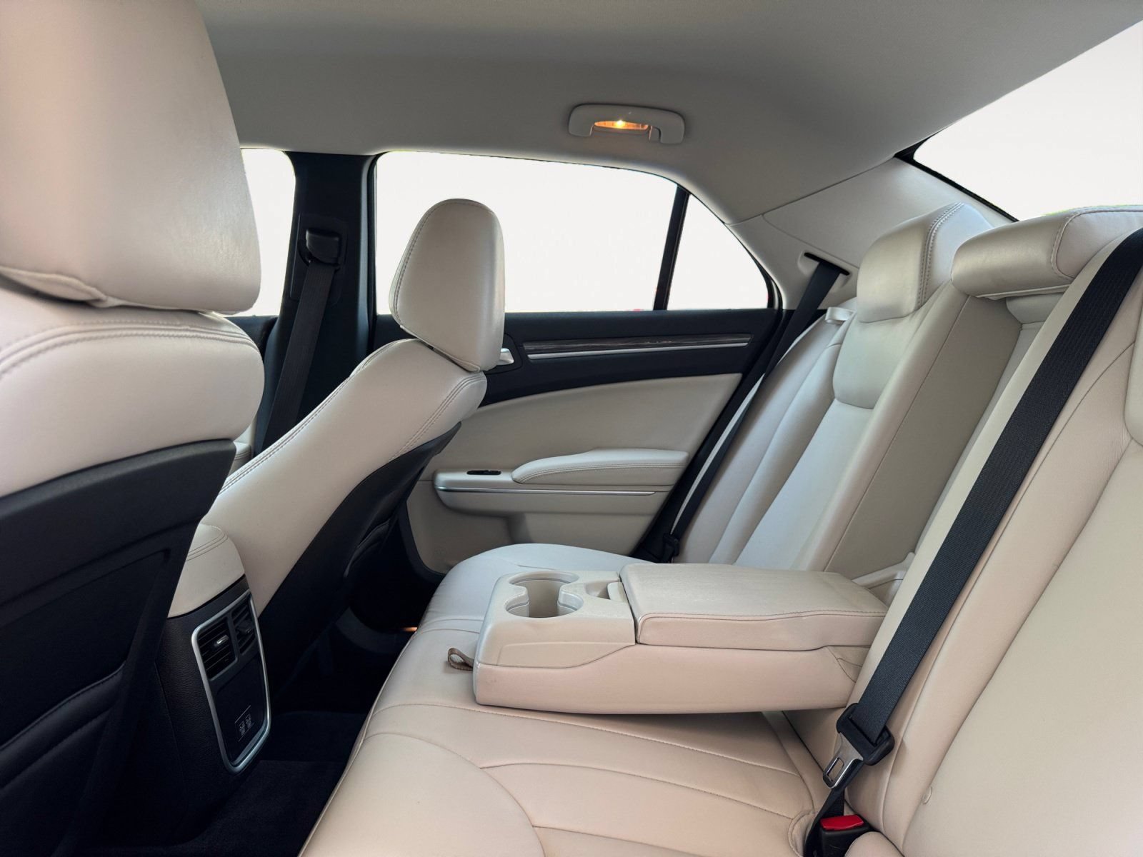 Used 2018 Chrysler 300 Touring L RWD image 13