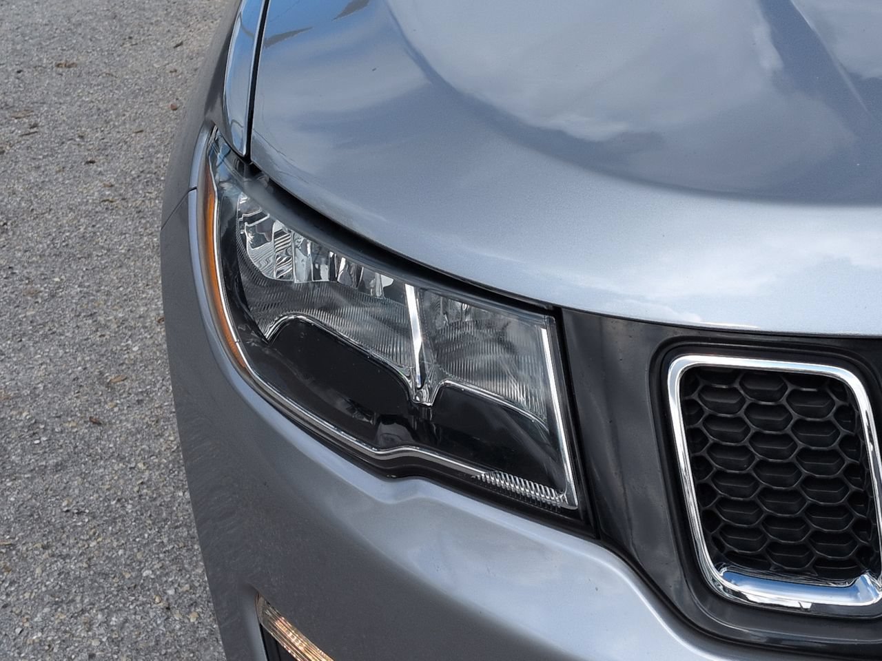Used 2019 Jeep Compass Latitude FWD image 10