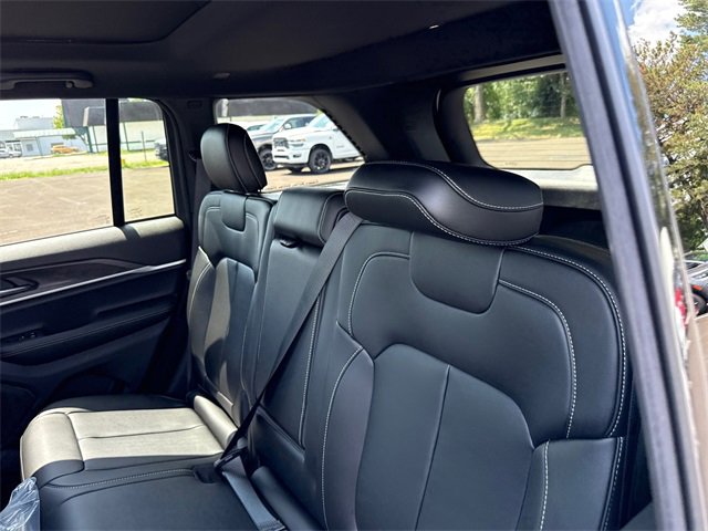 New 2025 Jeep Grand Cherokee Limited w/ Black Appearance Package image 28