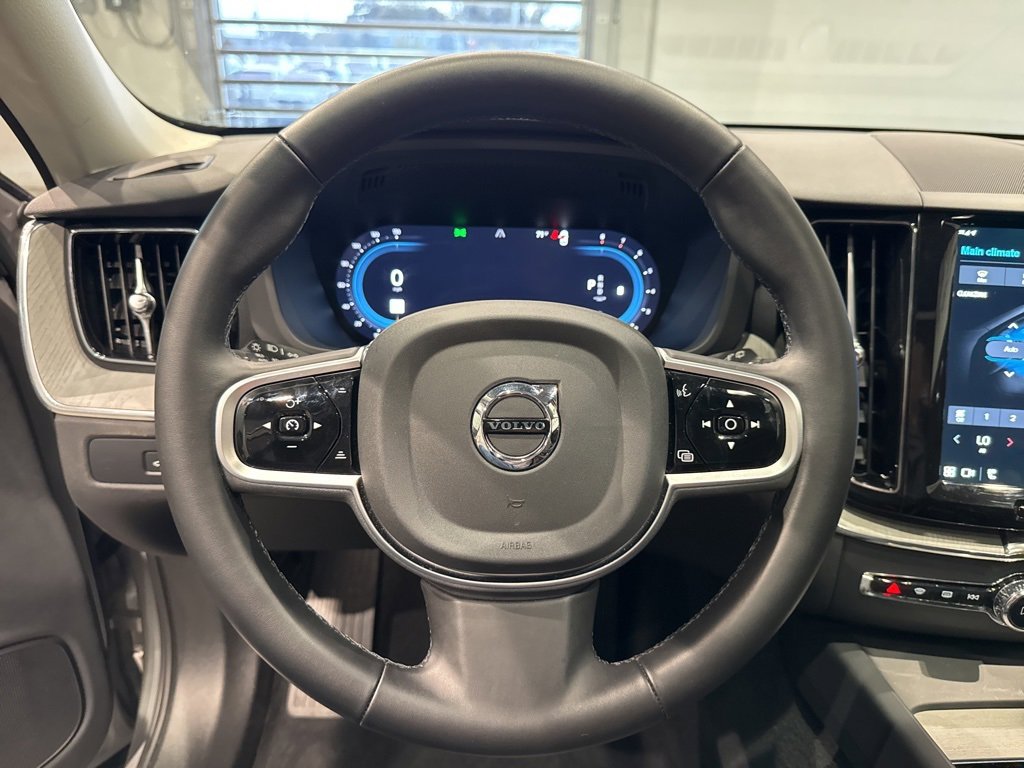 Used 2025 Volvo XC60 B5 Plus image 25