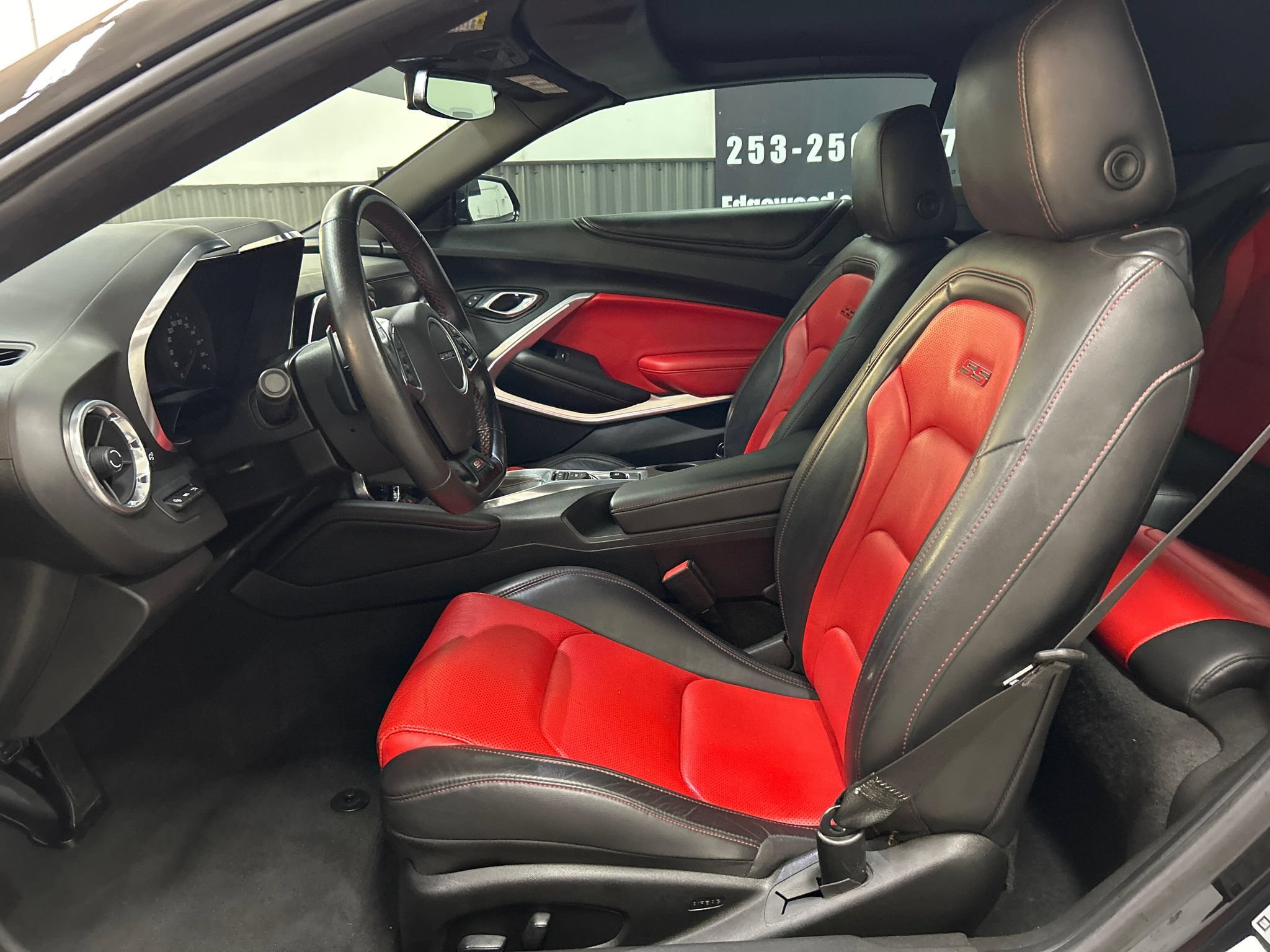 Used 2018 Chevrolet Camaro SS RWD image 8