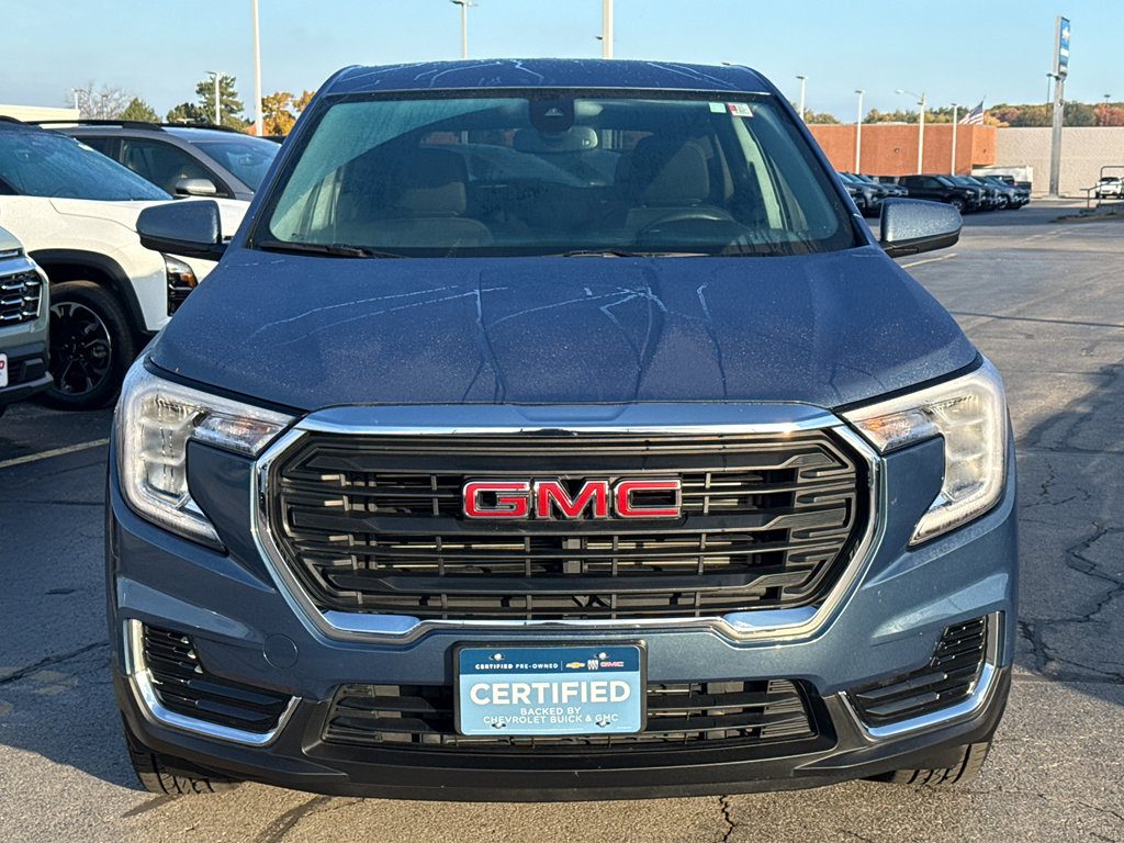 Used 2024 GMC Terrain SLE image 3