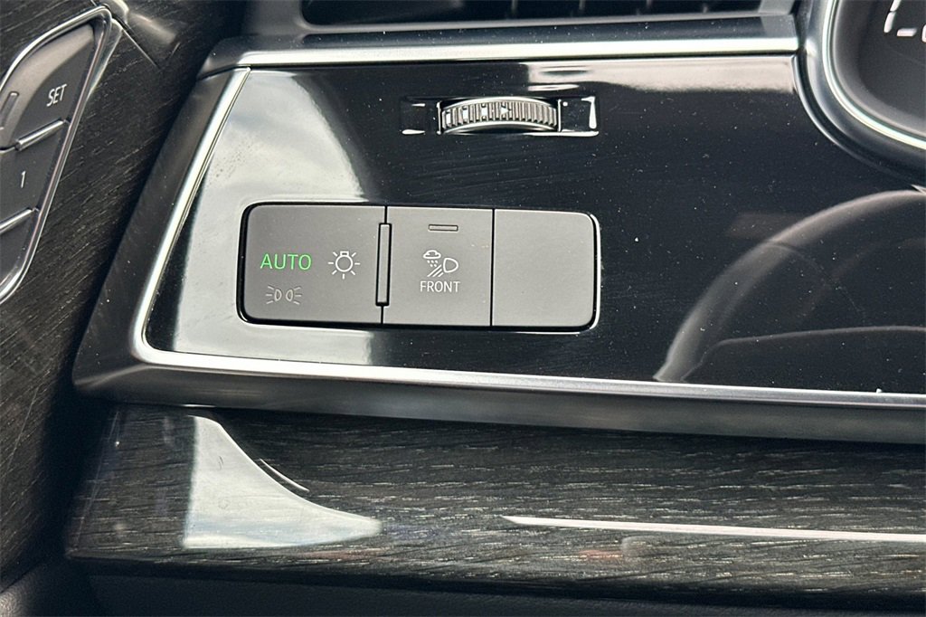 Used 2021 Audi Q8 Premium image 33