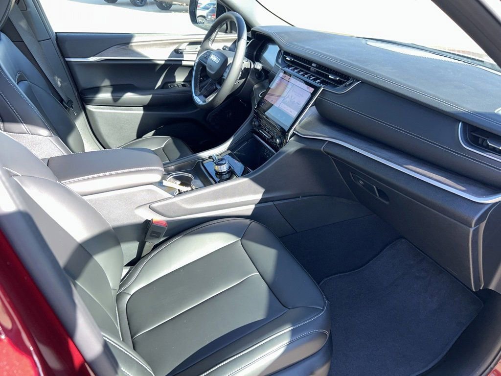 New 2025 Jeep Grand Cherokee L Limited w/ Black Appearance Package image 18