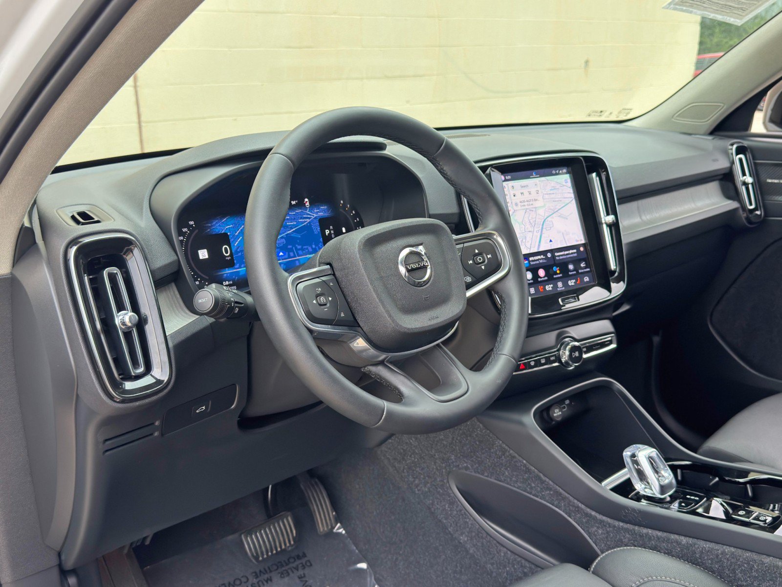 Used 2025 Volvo XC40 B5 Plus w/ Protection Package Premier AWD/4WD image 14