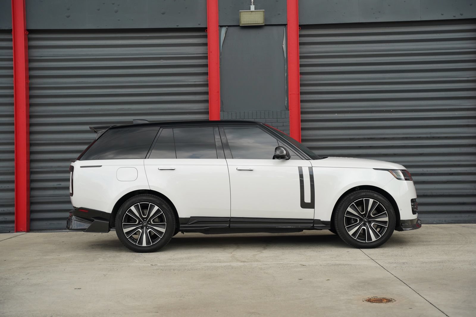 Used 2025 Land Rover Range Rover SE AWD/4WD image 13
