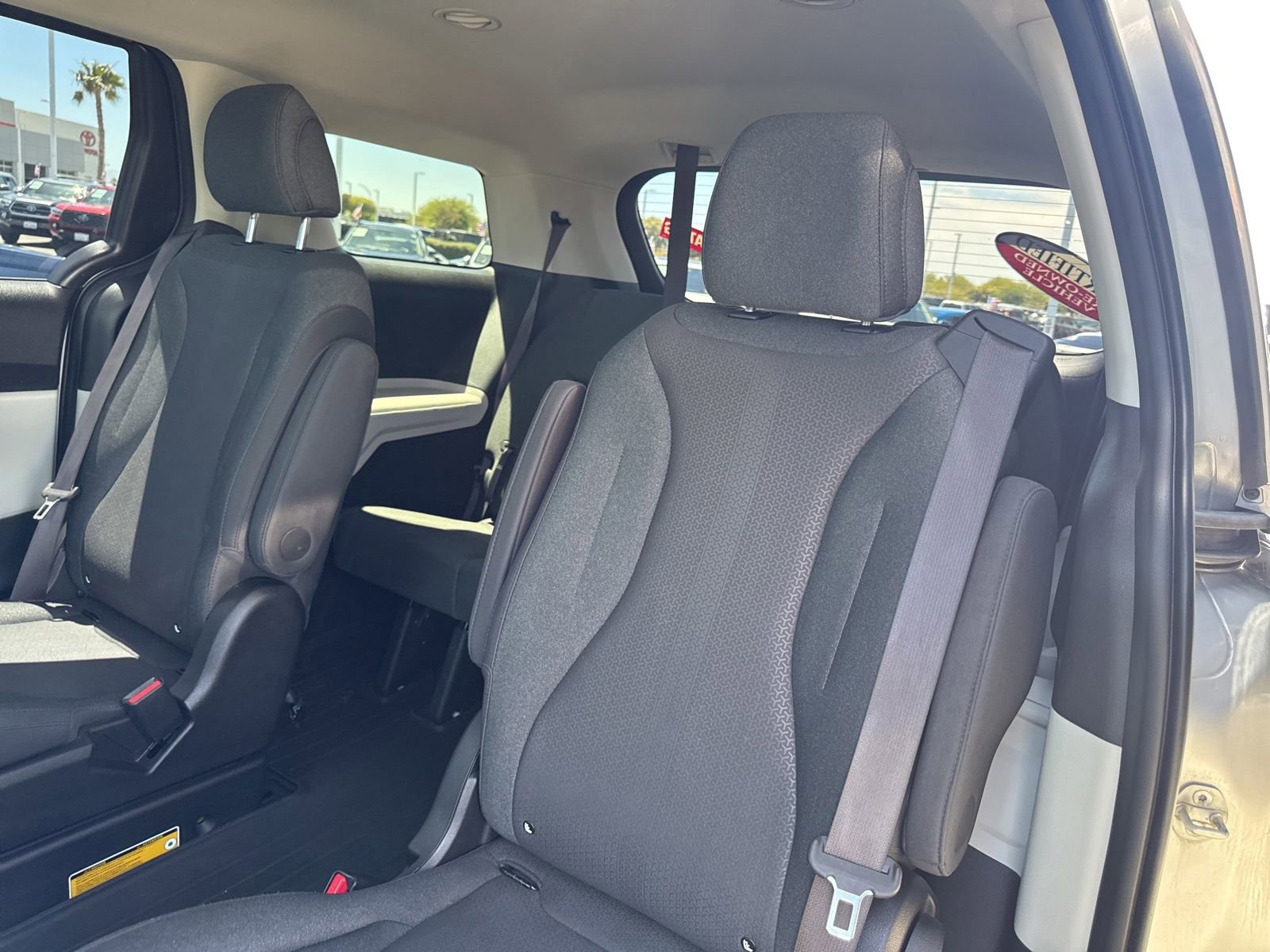 Used 2022 Kia Carnival LX FWD image 18