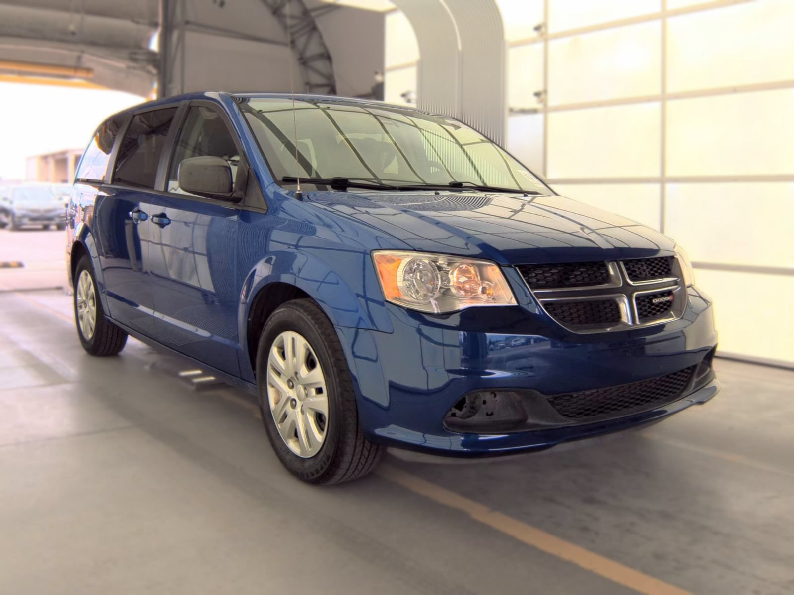 Used 2018 Dodge Grand Caravan SE w/ UConnect Hands-Free Group FWD video 2