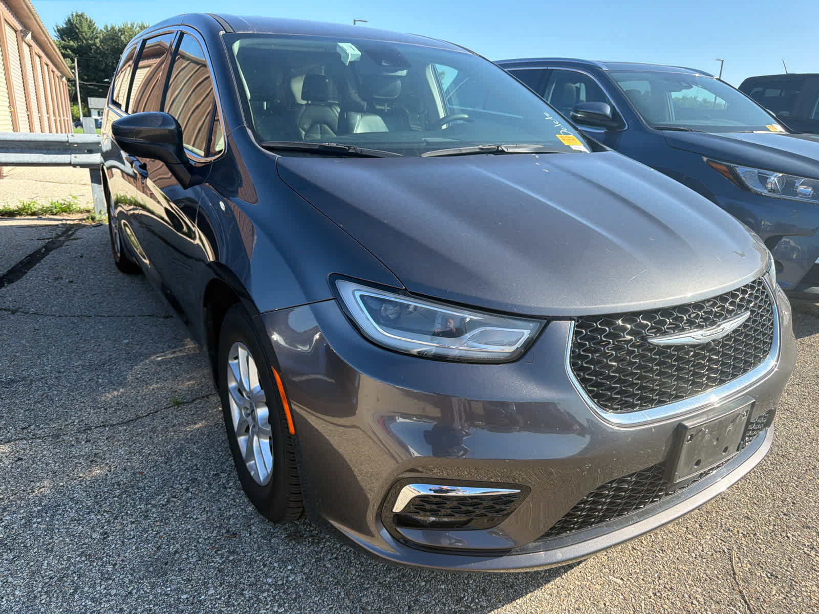 Used 2023 Chrysler Pacifica Touring-L FWD image 3