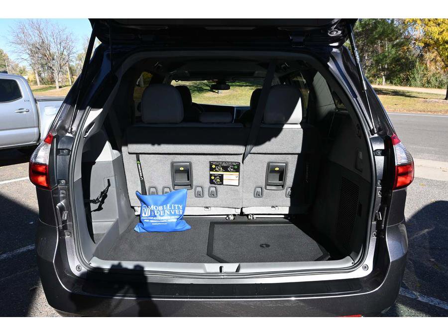 Used 2020 Toyota Sienna XLE FWD image 25