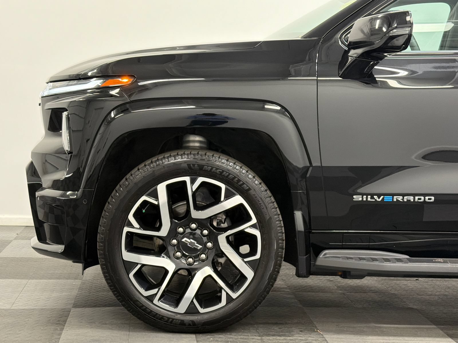 Used 2025 Chevrolet Silverado EV RST AWD/4WD image 4