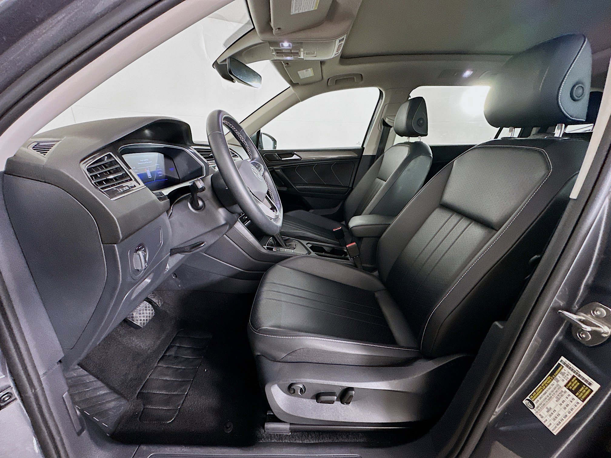 Used 2024 Volkswagen Tiguan SE image 13