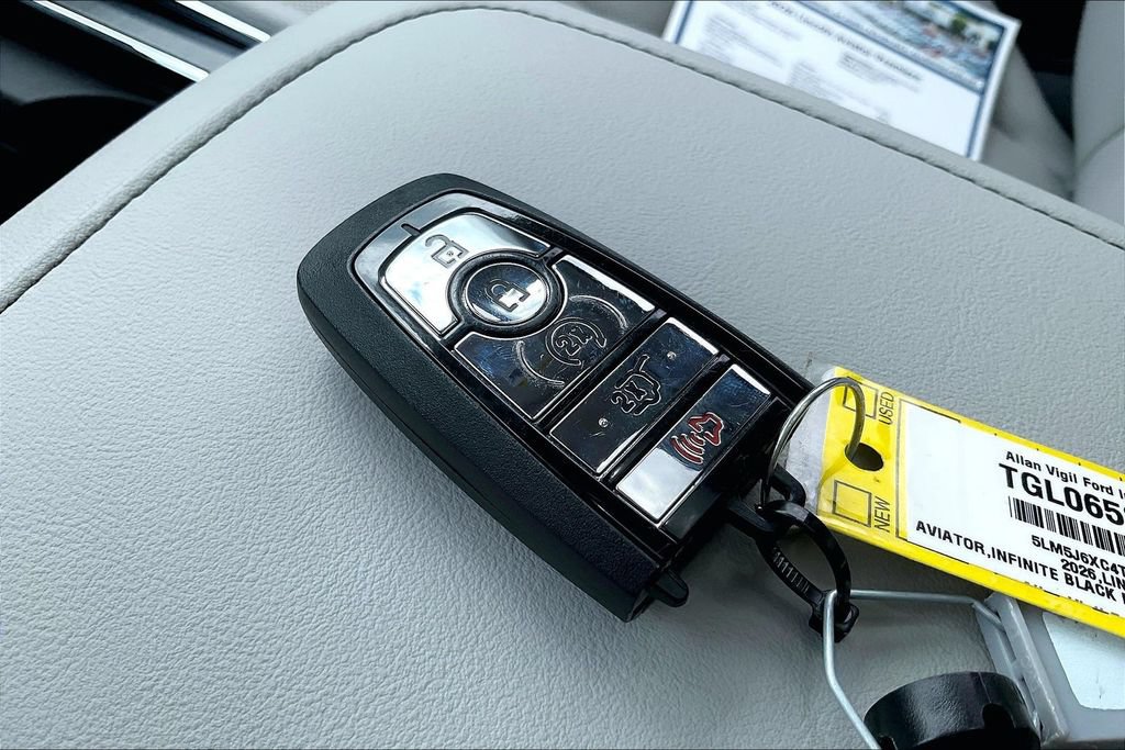 Used 2026 Lincoln Aviator AWD w/ Jet Appearance Package image 33